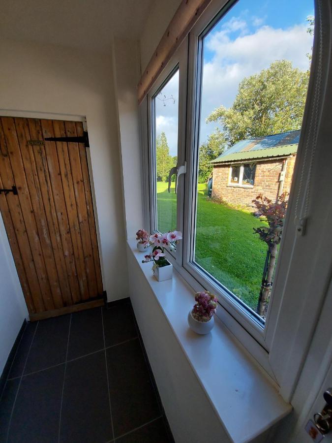 Saughall Mill Farm Cottage 체스터 외부 사진